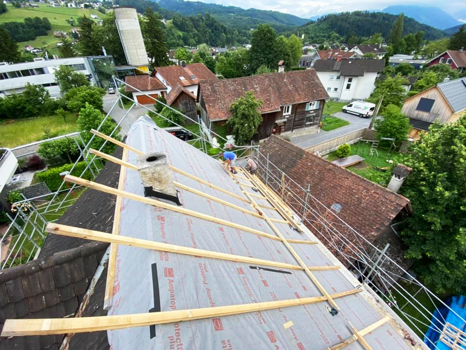 Steildachbedeckung von oben betrachtet