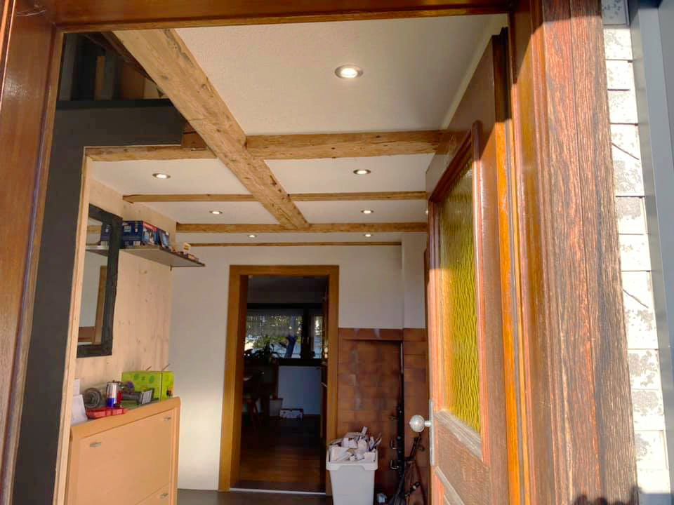 geschliffene Holz-Dachbalken auf Decke von innen ersichtlich