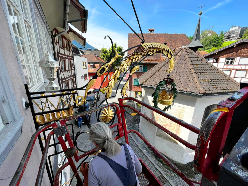 Restaurierung eines Familienwappens an Haus einer mittelalterlichen Stadt