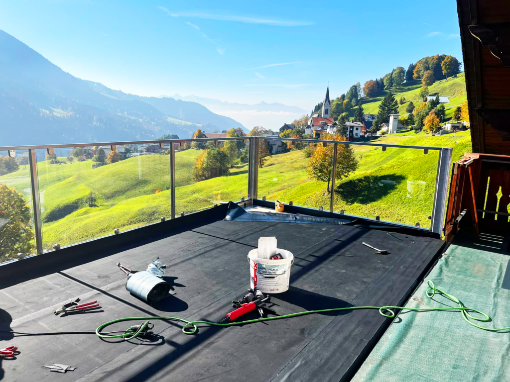 Schwarzdeckertätigkeiten Flachdach mit Blick ins Tal
