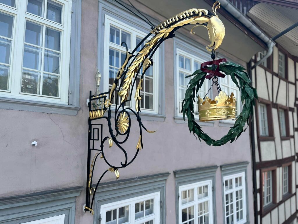 Restaurierung eines Familienwappens an Haus einer mittelalterlichen Stadt