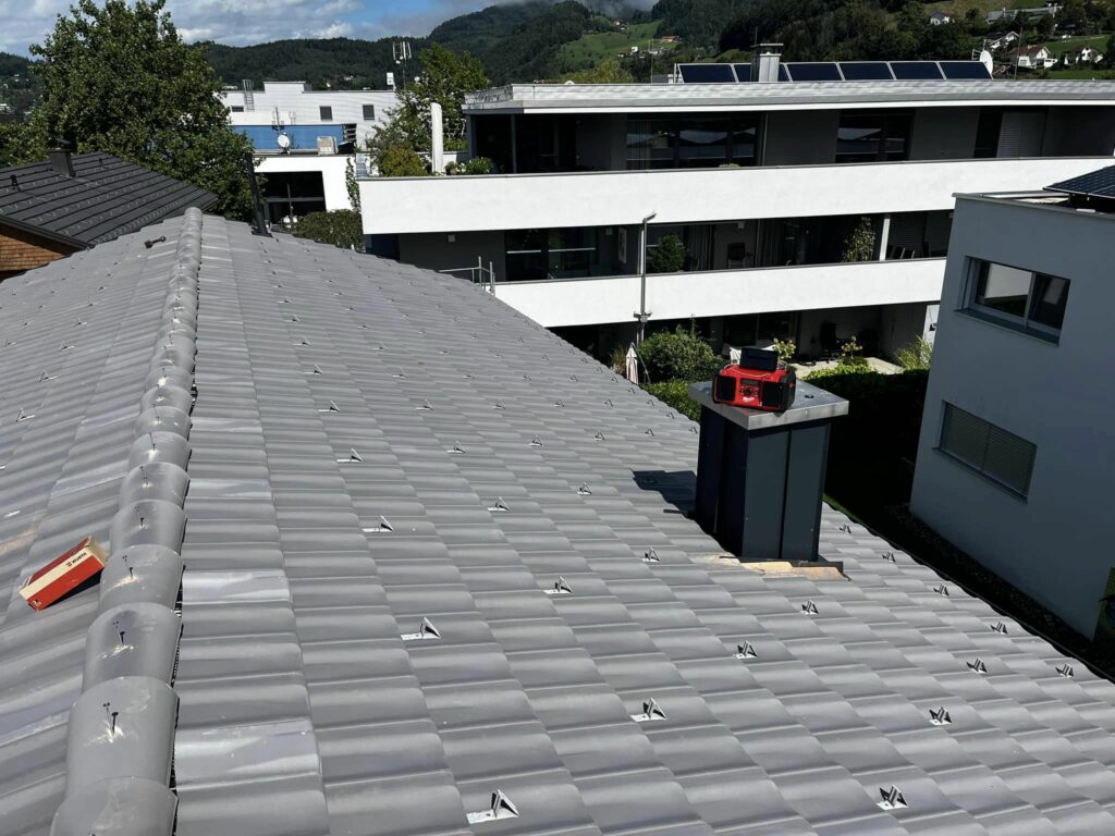 Dachbedeckung mit grauen Dachziegeln
