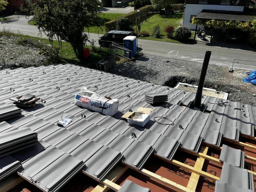 Dachbedeckung mit grauen Dachziegeln
