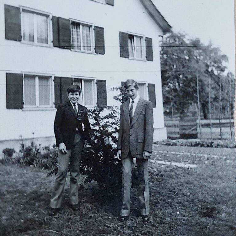 Onkel und Vater in Garten neben Haus