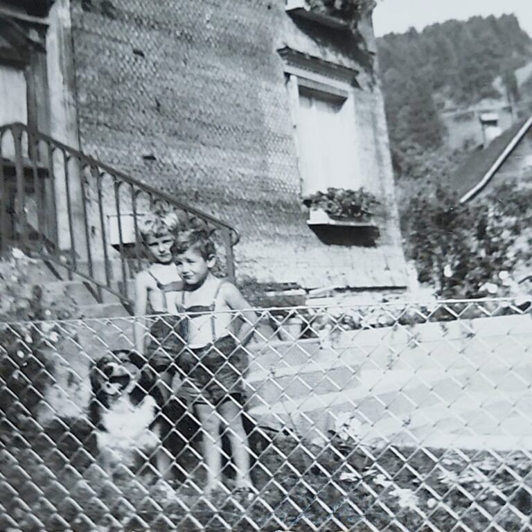 Onkel und Vater mit Hund vor Hauseingang