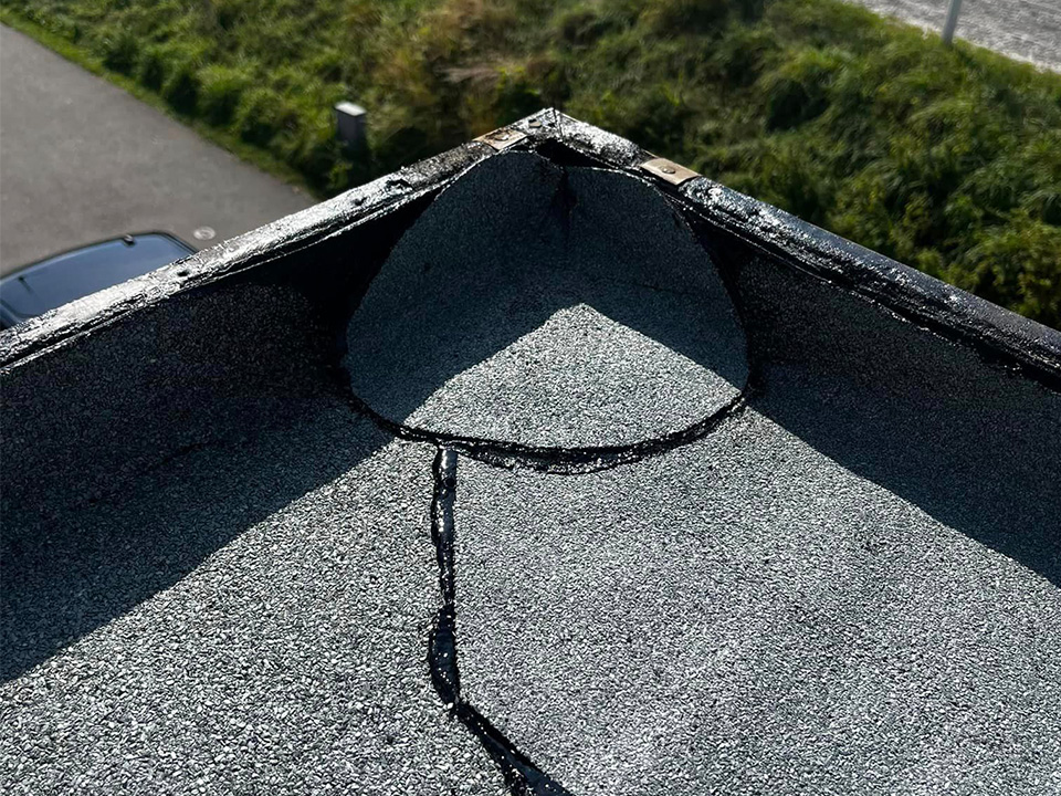 Bitumen Dachabdichtung in Ecke eines Flachdaches