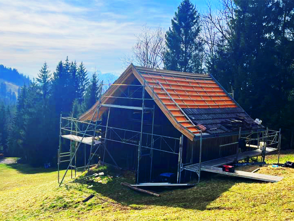 Dachdeckung eines alten Forsthauses auf Waldlichtung