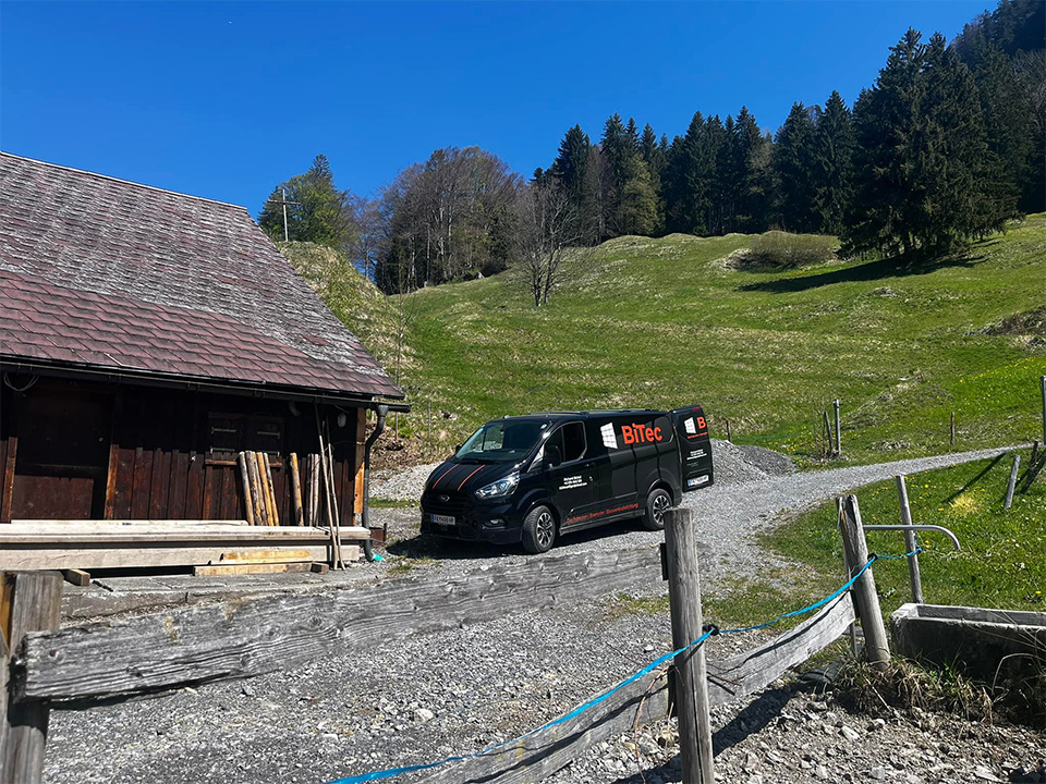 Anreise zur Dachdeckung eines alten Forsthauses auf Waldlichtung