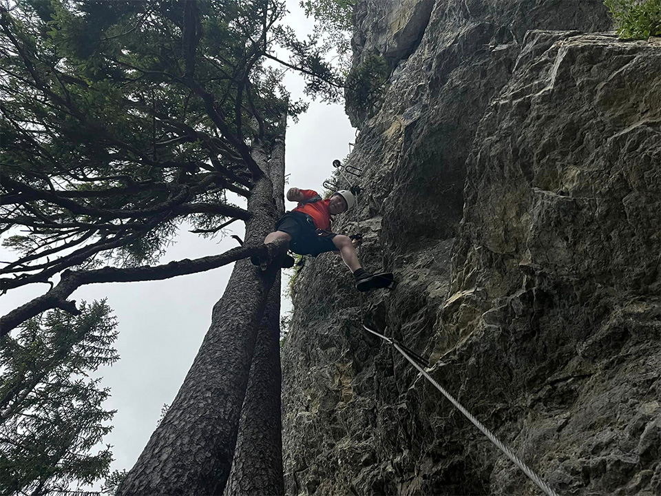 Firmenausflug an Fels-Steilkletterwand