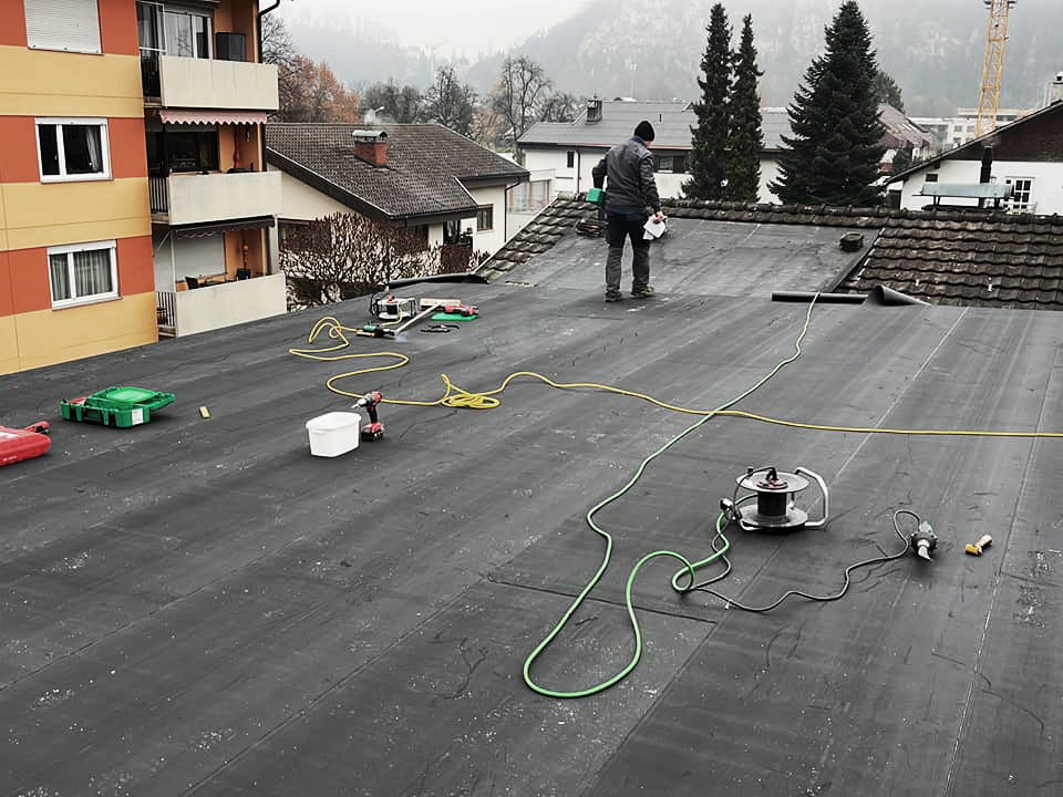 Schwarzdeckung Flachdach im Winter