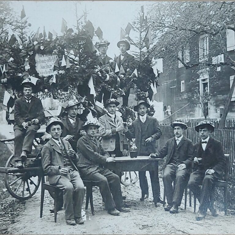 Treffpunkt 1912 vor dem alten Gasthaus (heutige Werkstatt) auf der Straße