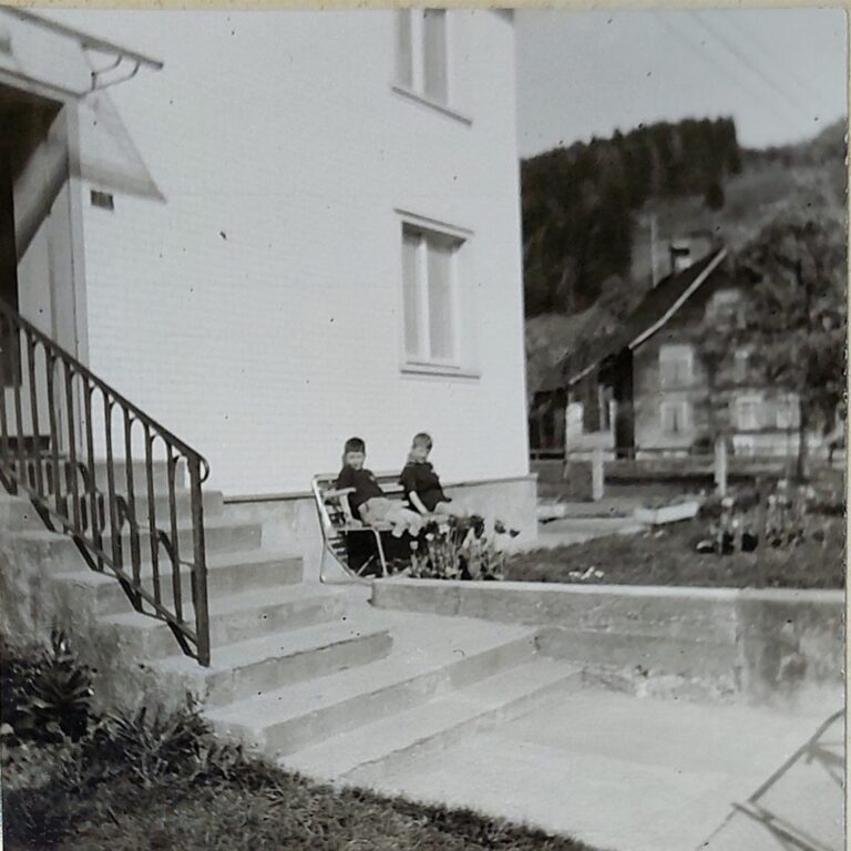 Onkel und Vater des Eigentümers im Garten vor dem Haus
