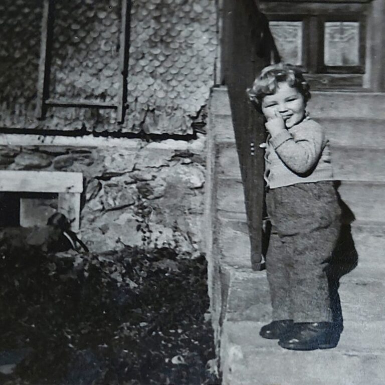 Onkel des Eigentümers vor Hauseingang