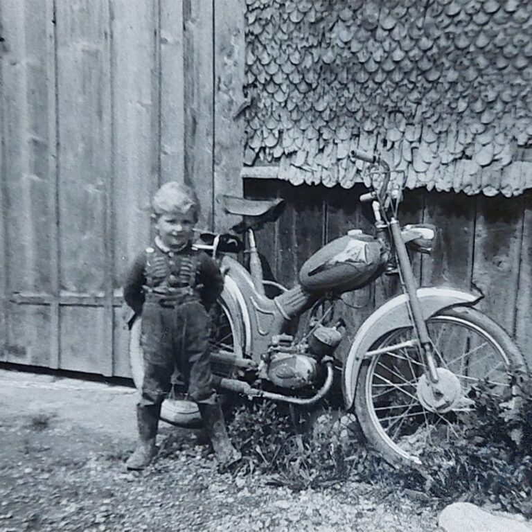 Vater des Eigentümers vor Werkstatt in den 60ern
